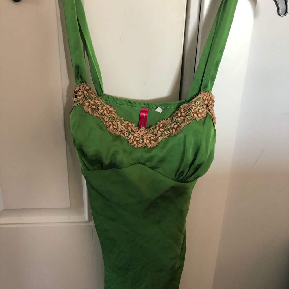 Blusa verde de tirantes con diseño